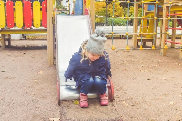 La famiglia bambino papà mamma Parco giochi gioca in autunno