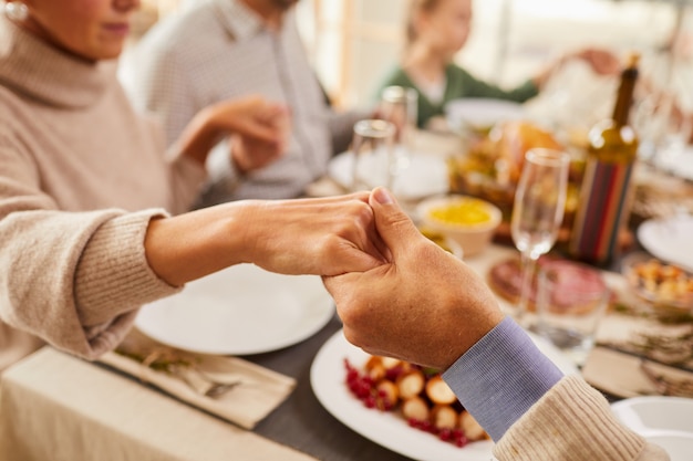 La famiglia cena insieme