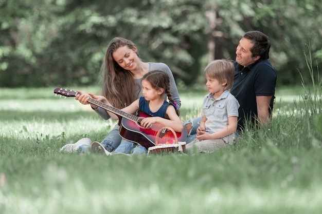 la famiglia con bambini trascorre il tempo libero insieme.