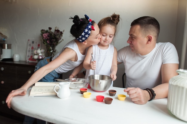 La famiglia cucina i biscotti in cucina