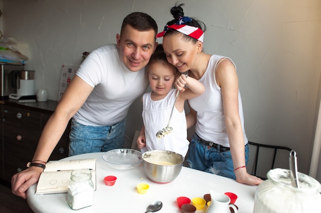 La famiglia cucina i biscotti in cucina