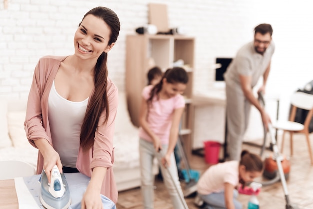 La famiglia è impegnata nei compiti a casa.