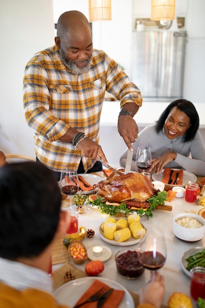 La famiglia è pronta per la cena del Ringraziamento