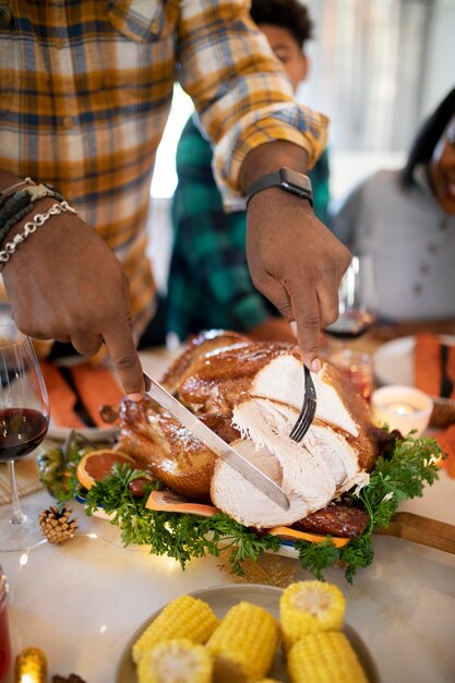 La famiglia è pronta per la cena del Ringraziamento