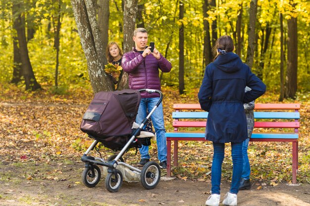 La famiglia fa foto nella natura autunnale