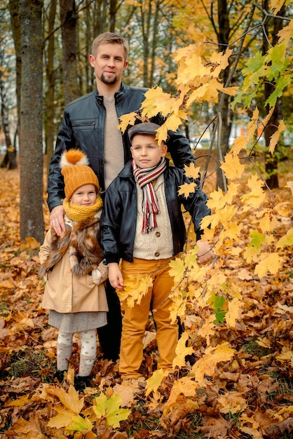 La famiglia fa la piramide delle persone. caduta delle foglie, stile di vita. Stagione autunnale.