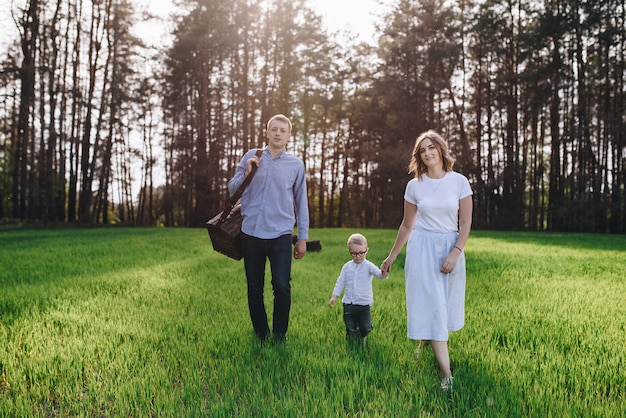 La famiglia fa un picnic nella foresta. Mamma, papà, figlio. su