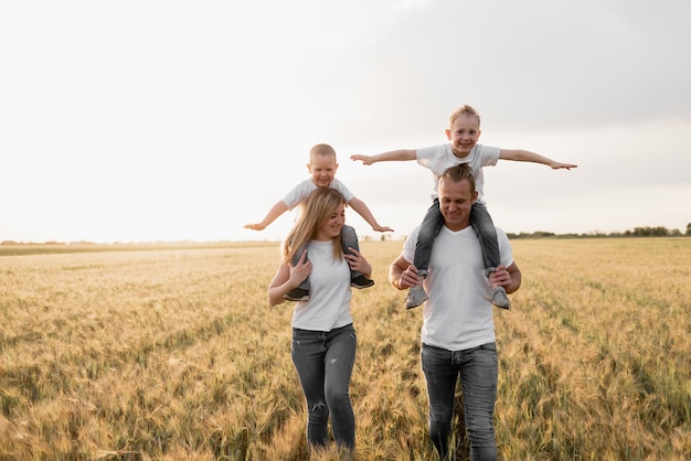 La famiglia felice cammina all'aria aperta.