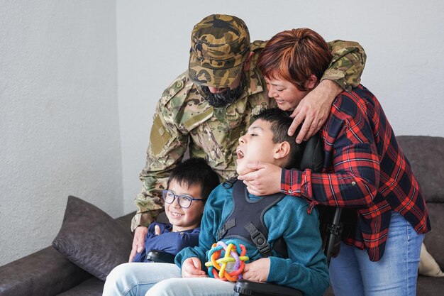 La famiglia felice celebra il ritorno a casa dell'uomo soldato dell'esercito