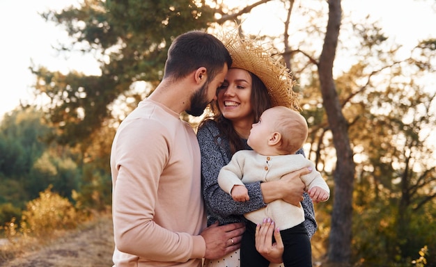 La famiglia felice della famiglia madre e del piccolo bambino riposa all'aperto Bella soleggiata natura autunnale