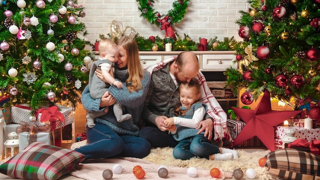 La famiglia felice e di successo si trova nell'ambiente natalizio