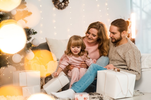 La famiglia felice fa i regali di Natale alla figlia