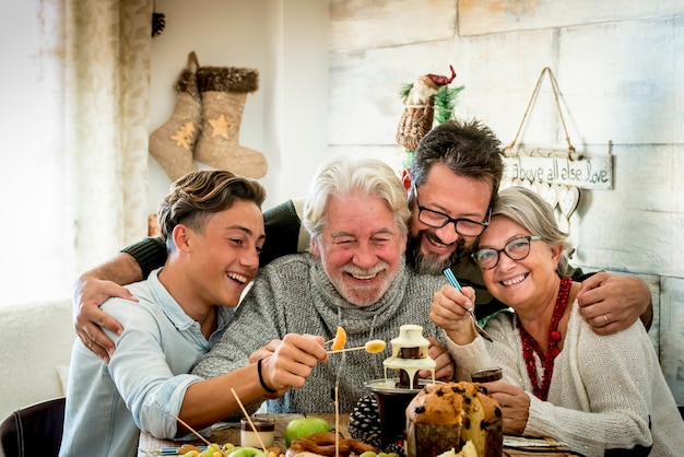 La famiglia felice gode della celebrazione delle vacanze di Natale in amicizia