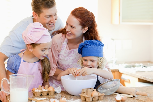 La famiglia felice gode di cuocere insieme