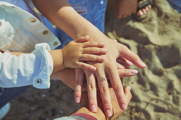 La famiglia felice ha unito le mani come una squadra