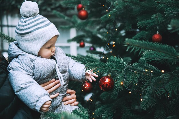 La famiglia felice trascorre del tempo durante le vacanze di Natale e Capodanno nel centro storico di Salisburgo, Austria