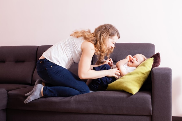 La famiglia felice trascorre del tempo insieme sul divano in soggiorno