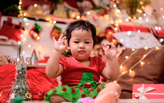 La famiglia festeggia il Natale e il felice anno nuovo a casa. Stile di vita di mamma e bambino durante le vacanze di fine anno.