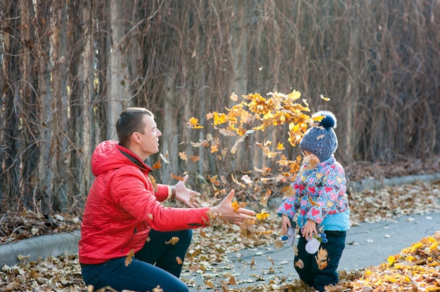 La famiglia giocata nel parco parte