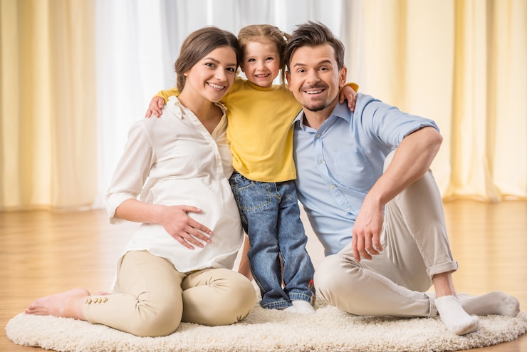 Foto la famiglia guarda davanti e sorride.