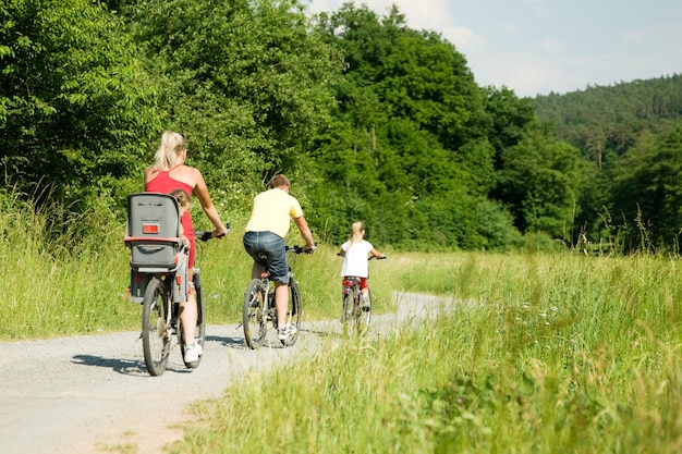 La famiglia guida la bici