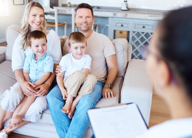 La famiglia ha bisogno di lavoro. Inquadratura di una famiglia che sta facendo una sessione di terapia a casa.