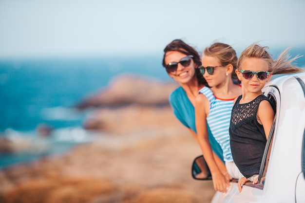 La famiglia in vacanza viaggia in auto. Vacanze estive e concetto di viaggio in auto