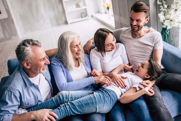 La famiglia multigenerazionale seduta sul divano