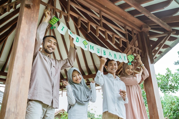 La famiglia musulmana asiatica decora il gazebo per celebrare l'eid mubarak