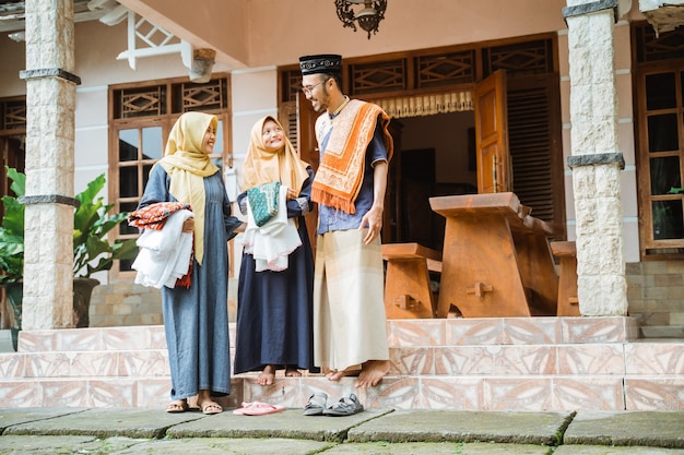 La famiglia musulmana asiatica si aspetta che venga durante l'idul fitri