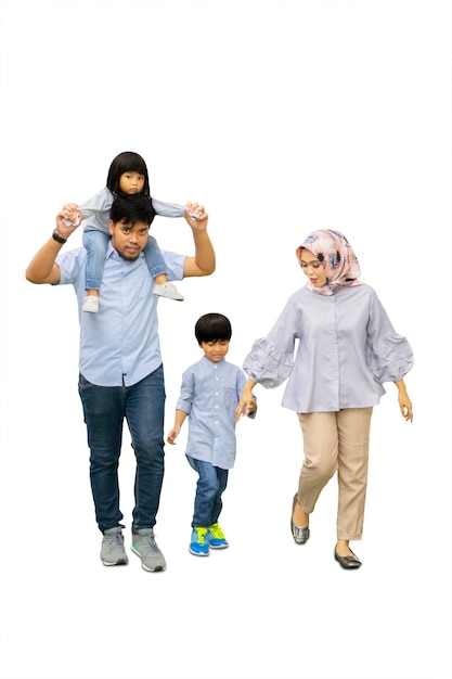 La famiglia musulmana cammina insieme con un'espressione felice