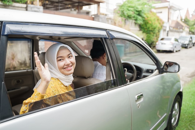 La famiglia musulmana viaggia in auto durante la celebrazione di eid mubarak