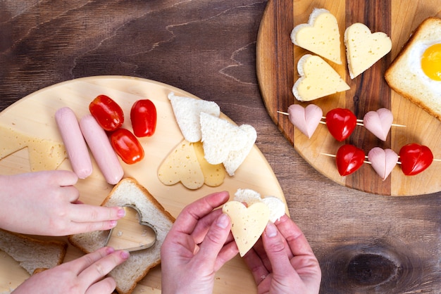 La famiglia prepara il cibo a forma di cuore