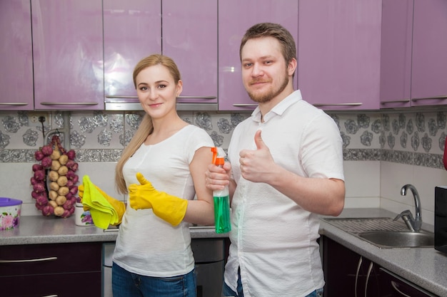 La famiglia pulisce la cucina Guanti e detergente