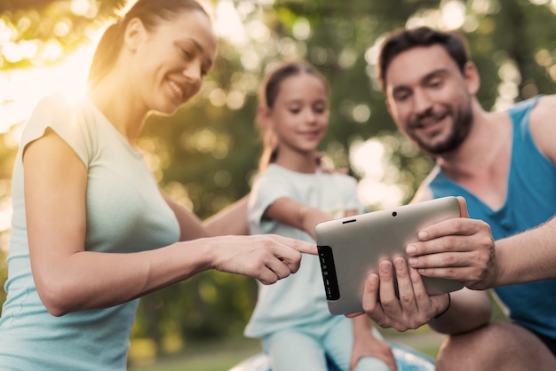 La famiglia riposa nel parco dopo aver praticato sport