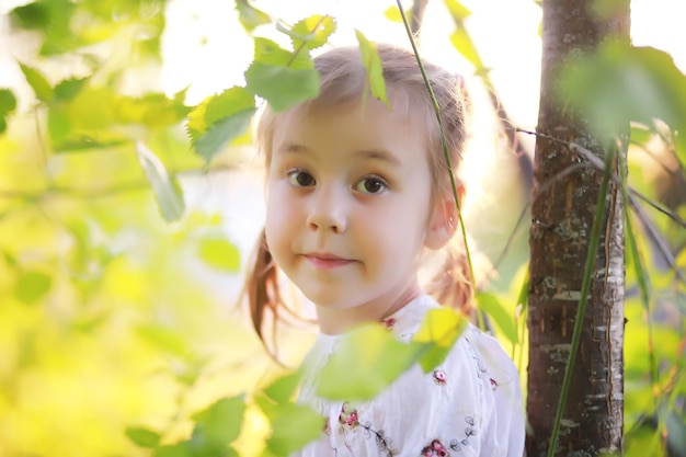 La famiglia riposa nella natura Vacanze all'aria aperta I bambini del fine settimana giocano nel parco