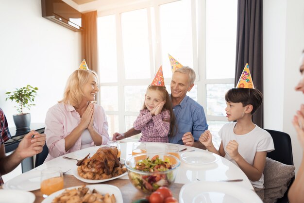 La famiglia si congratula con la bambina per il suo compleanno.