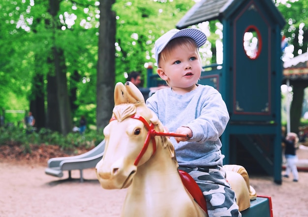 La famiglia si diverte al parco divertimenti Parco divertimenti a tema fantasy Efteling a Kaatsheuvel Holland