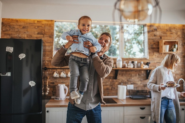 La famiglia si diverte durante la colazione