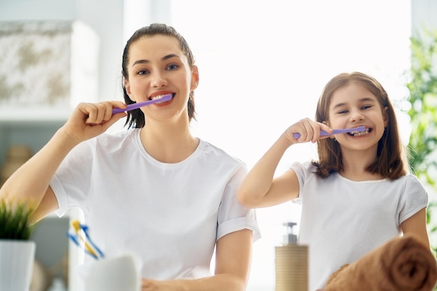 La famiglia si lava i denti