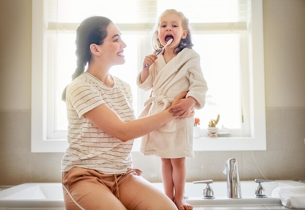 La famiglia si lava i denti