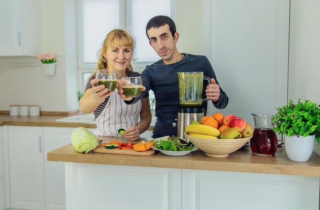 La famiglia sta preparando frullati in cucina. Messa a fuoco selettiva. Cibo.