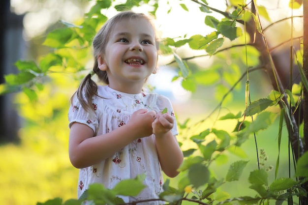 La famiglia sta riposando nella natura. Vacanze all'aria aperta. I bambini del fine settimana giocano nel parco.