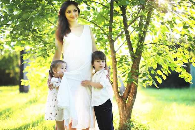 La famiglia sta riposando nella natura. Vacanze all'aria aperta. I bambini del fine settimana giocano nel parco.