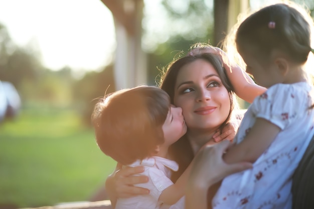 La famiglia sta riposando nella natura. Vacanze all'aria aperta. I bambini del fine settimana giocano nel parco.