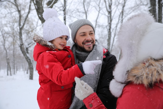 La famiglia trascorre del tempo all'aperto il giorno invernale Vacanze di Natale