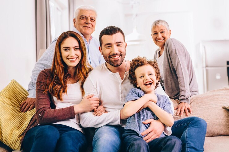 Foto la famiglia trascorre del tempo insieme a casa