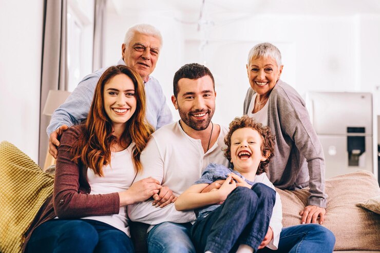 Foto la famiglia trascorre del tempo insieme a casa
