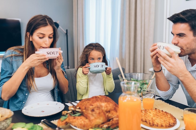 La famiglia trascorre del tempo insieme a casa