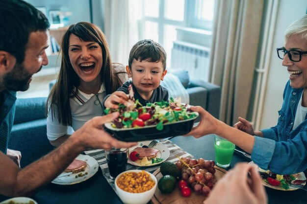 La famiglia trascorre del tempo insieme a casa